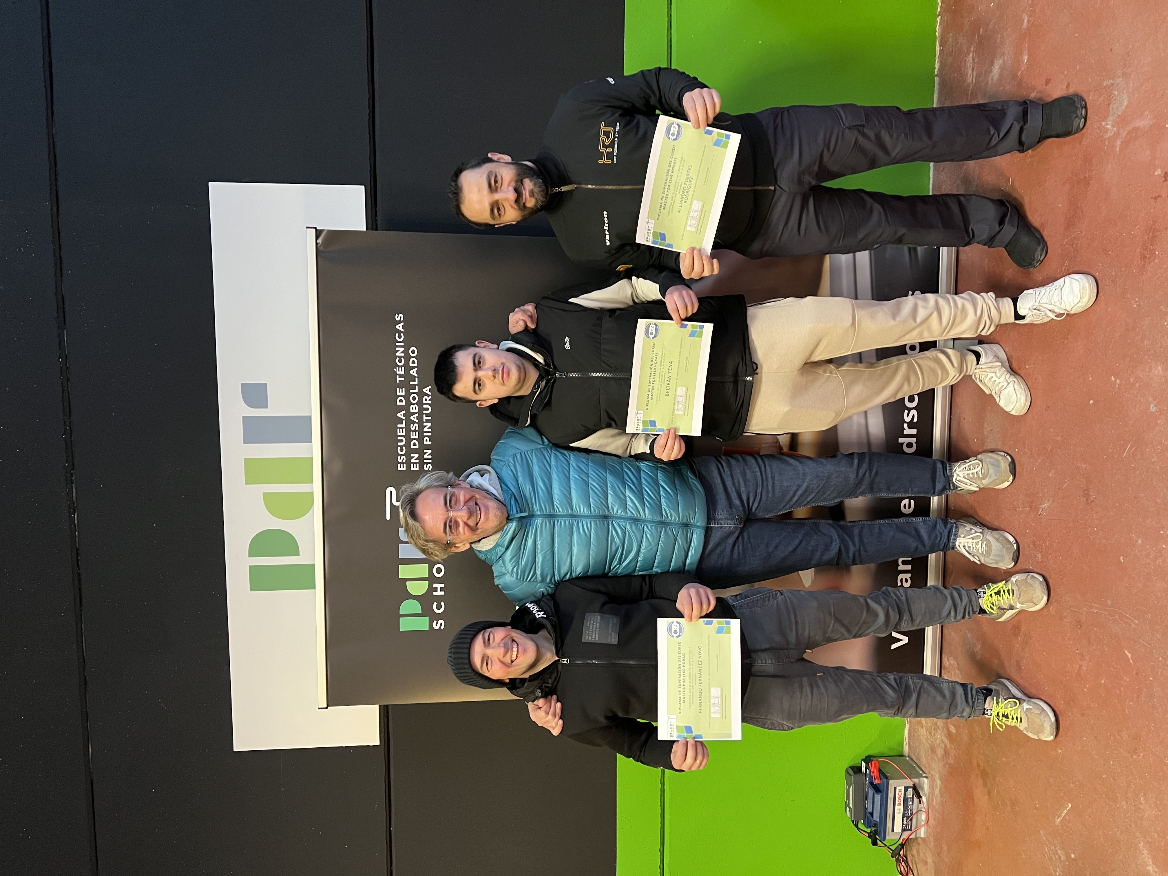 Alumnos del Curso Profesional con su diploma junto al formador en PDR School